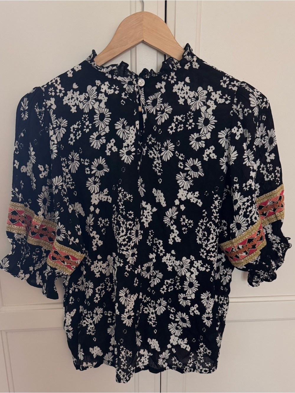 THML Black White Floral Embroidered Sleeve Boho Blouse Top Size Small NWT/NWOT - Picture 7 of 9